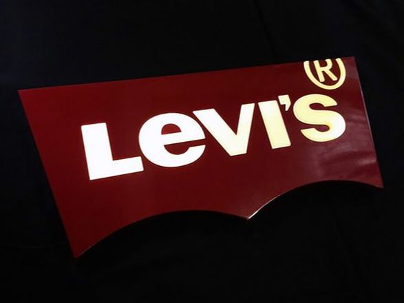 Cartel de la marca Levis en volumen, con letras en acrílico iluminadas por detras