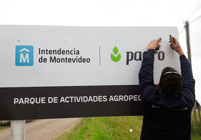 Cartel vial, de la intendencia de Montevideo.  Señala el  "Parque de actividades agropecuarias" 