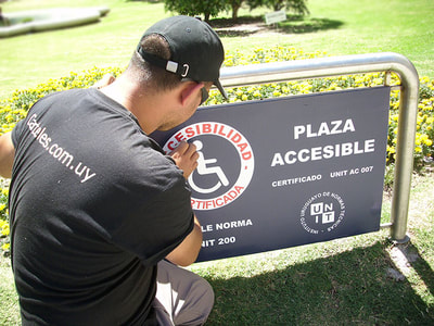 cartel de accesibilidad a plaza Independencia, Montevideo Uruguay. Indica que existen rampas para sillas de ruedas. 
